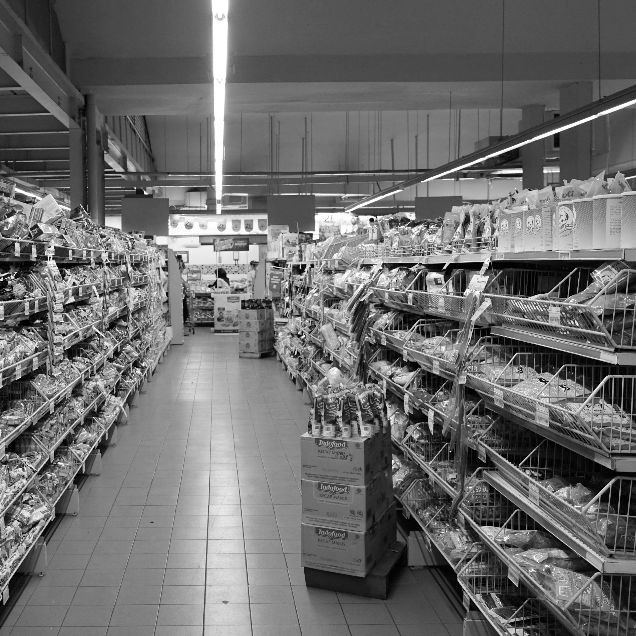 Regale in einem Geschäft für Lebensmittel (Supermarkt) mit gefließtem Bodem