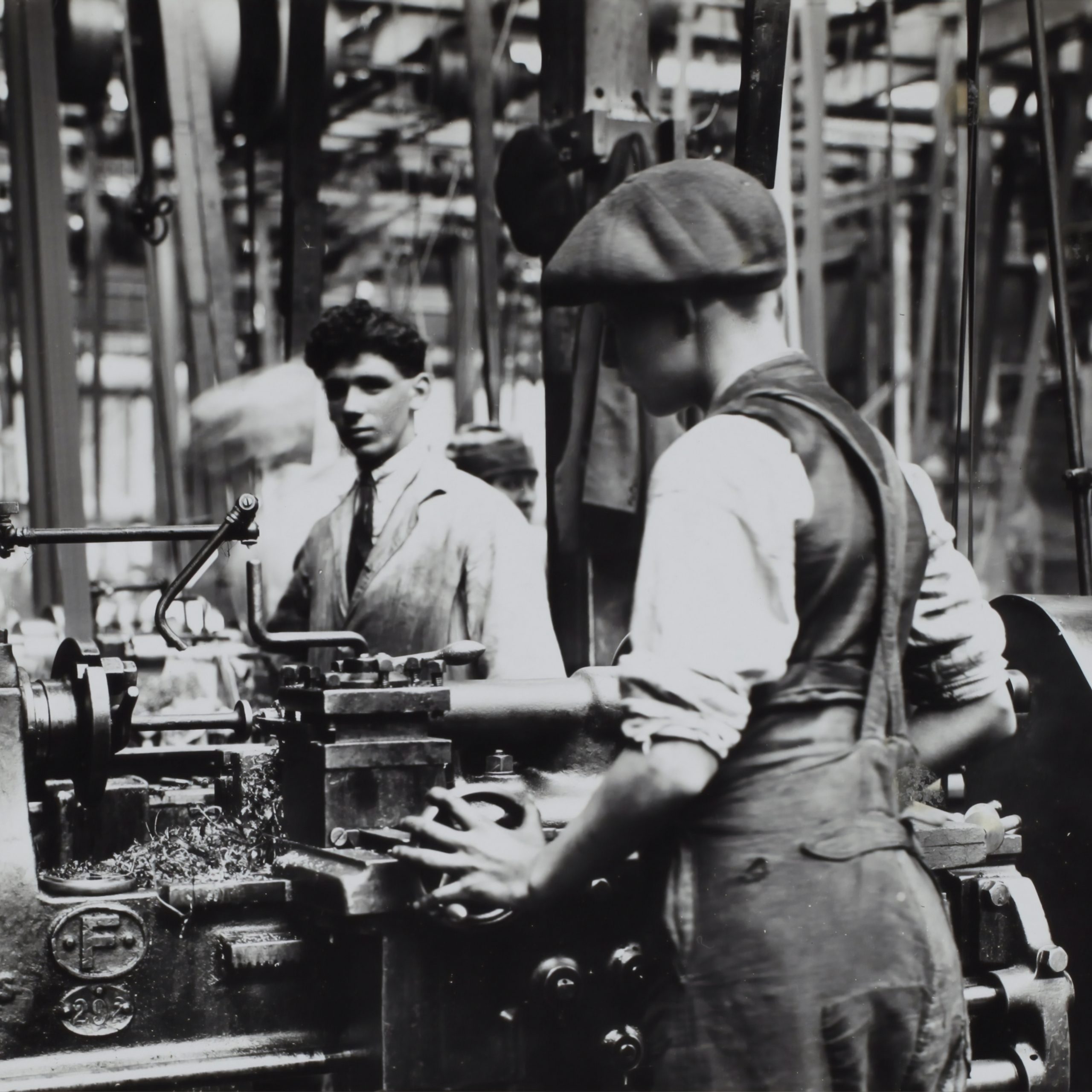 Analoge Maschinen mit jungem Mann in schwarz weiß Analoge Maschinen mit jungem Mann in schwarz weiß